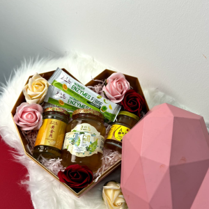 Lo Hong Ka Shape of Love Parents Day Gift Box